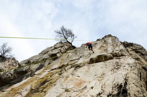 Escalar Mulher Alpinista Nas Montanhas Vista Fundo — Fotografia de Stock