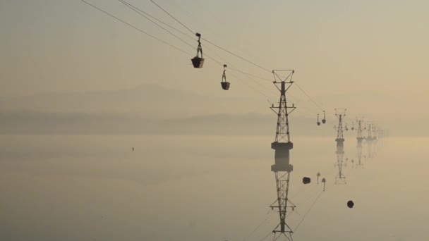 Producción Industrial Teleférico Minero Reflejo Del Agua Durante Puesta Del — Vídeos de Stock