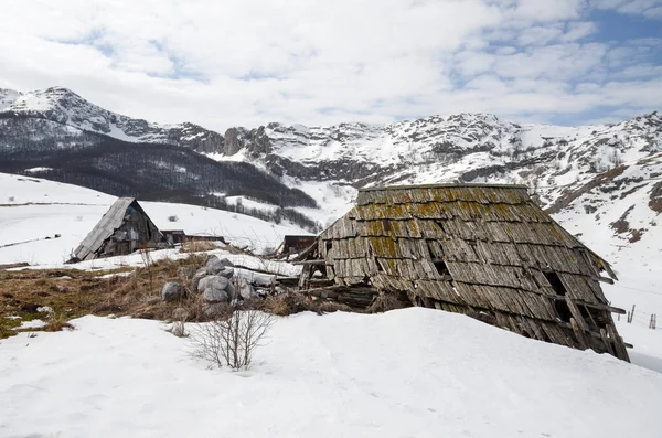 Anciennes Maisons Abandonnées Dans Les Montagnes Enneigées Hiver — Photo