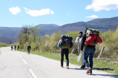 Göçmenler ve mülteciler sırt çantalarıyla Avrupa Birliği 'ne dağlardan ve ormandan ulaşmaya çalışıyorlar..