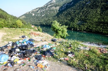 Çöp yığını ve atıklar dağ nehrinin üzerinde