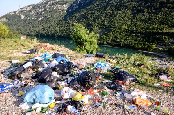Atascados Basura Residuos Sobre Río Montaña — Foto de Stock