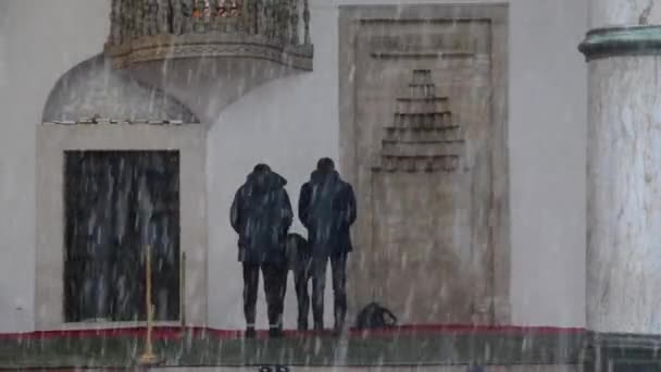 이슬람교도 내리는 날씨에 모스크 근처에서 기도한다 — 비디오