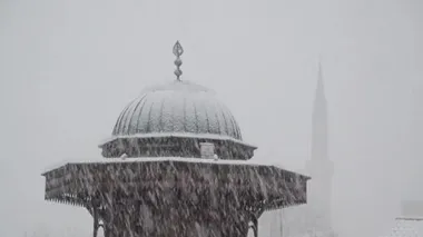 Saraybosna 'da kış havasında İslam camisi