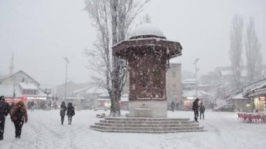 Saraybosna, Bosna-Hersek 5 Şubat 2020: Bascarsija, kış günü kent merkezi. Eski kasaba ve Sebilj çeşmesi. Turist beldesi ve ünlü simge. 