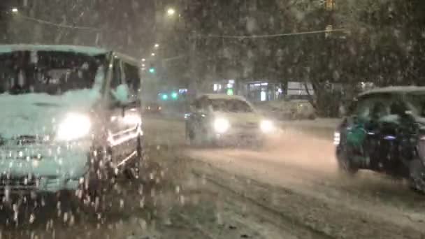 Samochody Jadą Zimową Drogą Podczas Zamieci Śnieżnej Nocy Niebezpieczna Zimowa — Wideo stockowe