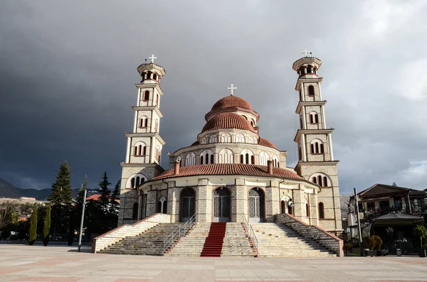 Gri bulutlu gökyüzüne karşı Ortodoks kilise binası