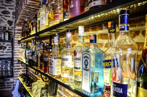Korce Albania Lut 2020 Butelki Napojów Alkoholowych Pod Rząd Wyświetlane — Zdjęcie stockowe