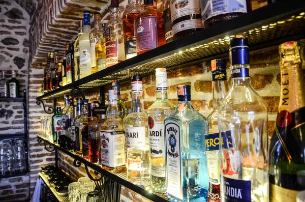 Korce Albania Lut 2020 Butelki Napojów Alkoholowych Pod Rząd Wyświetlane — Zdjęcie stockowe