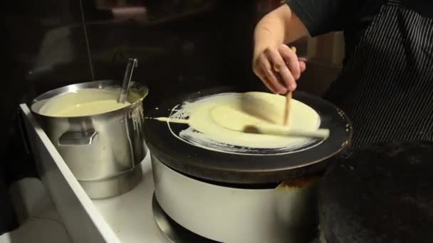 Mulher Fazendo Panquecas Fogão Elétrico Quente Preparando Comida Deliciosa Rua — Vídeo de Stock