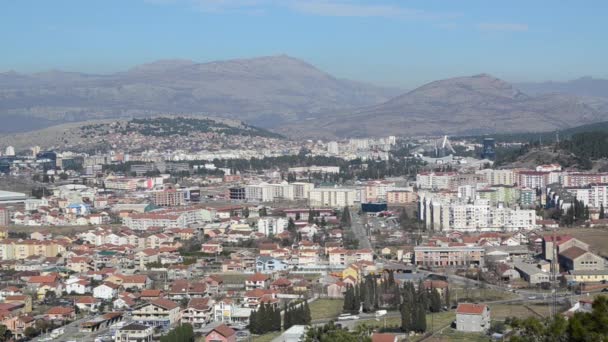 Güneşli Kış Gününde Podgorica Nın Meskun Ticari Kesimi Panoramik Manzara — Stok video