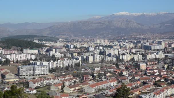Güneşli Kış Gününde Podgorica Nın Meskun Ticari Kesimi Panoramik Manzara — Stok video