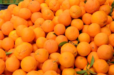 Meyve pazarında organik ve taze portakallar, yakın çekim