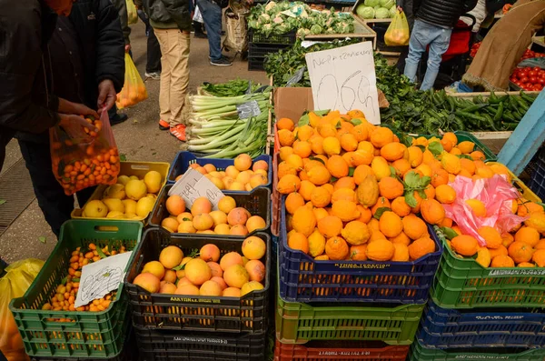 Mensen Die Fruit Kopen Lokale Markt Bovenaanzicht Kratten Met Sinaasappels — Stockfoto