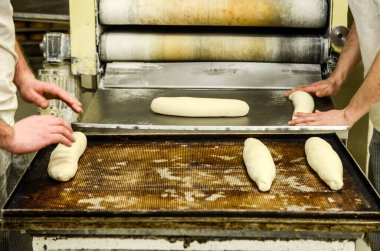 Eller hamuru yuvarlıyor ve pişirmeye hazırlanıyor.