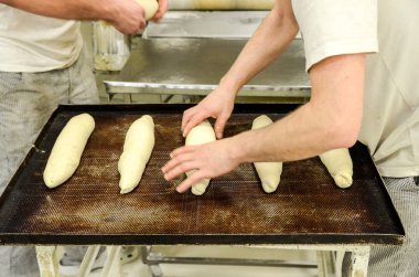 Eller hamuru yuvarlıyor ve pişirmeye hazırlanıyor.