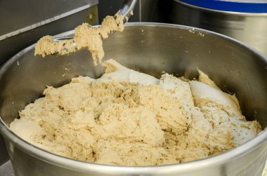 Taze hamur tavada, ekmek üretimi için hazır.  