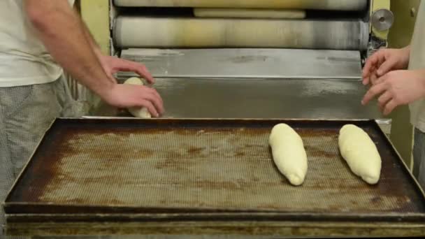 Handen Rollen Het Deeg Uit Bereiden Zich Voor Het Bakken — Stockvideo