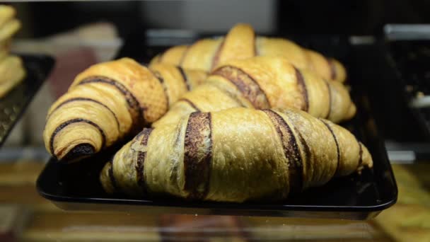 Croissants Yummy Escaparate Oscuro Fondo Del Concepto Alimento — Vídeo de stock