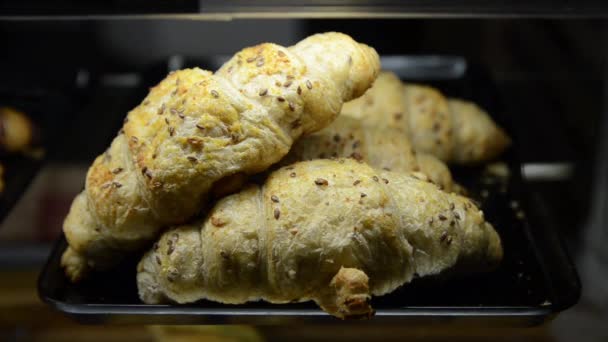 Fincsi Croissant Sötét Kirakat Élelmiszer Koncepció Háttér — Stock videók