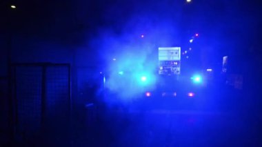 Berlin, Almanya, 6 Mayıs 2019: Geceleri yangın söndürme operasyonları sırasında yanıp sönen mavi ışıklı itfaiye aracı