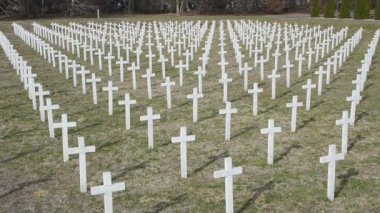 Anıt beyazlar, Vukovar 'da ikinci dünya savaşı sırasında ölen insanların mezarlarını kazıyor.