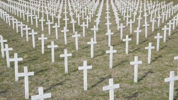 Gedenkteken Witte Kruisen Graven Van Doden Vukovar Tijdens Tweede Wereldoorlog — Stockvideo