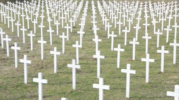 Gedenkteken Witte Kruisen Graven Van Doden Vukovar Tijdens Tweede Wereldoorlog — Stockvideo