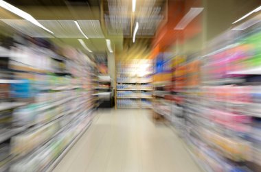 Süpermarkette raflardaki bulanık ürünler. Yerel bakkaldan alışveriş..