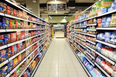 Bosna-Hersek, 20 Mart 2020: süpermarkette raflarda farklı ürün ve mallar.