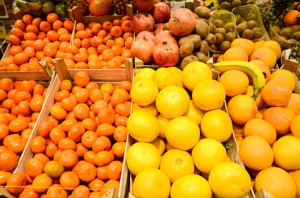 Frutas Tropicais Frescas Para Venda Loja Caixas Cheias Frutas Maduras — Fotografia de Stock
