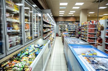 Bosna-Hersek, 20 Mart 2020: süpermarkette raflarda farklı ürün ve mallar.