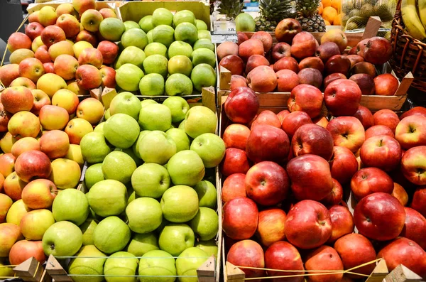 Bunch Van Kleurrijke Appels Lokale Supermarkt — Stockfoto