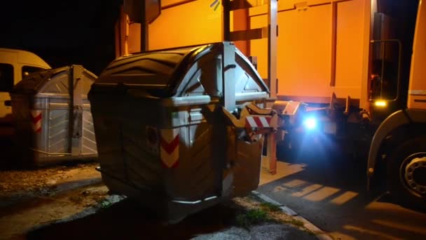 Caminhão Lixo Levar Recipiente Lixo Durante Noite — Vídeo de Stock