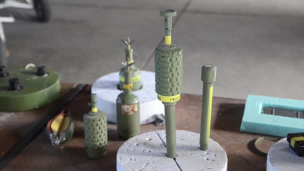 Närbild Olika Typer Landminor Vapenkoncept — Stockvideo