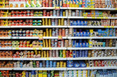 Bosna-Hersek 20 Mart 2020: mal ve ürünlerle dolu yerel süpermarket rafları