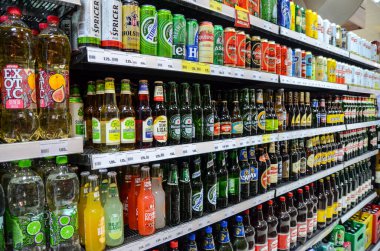 Bosna-Hersek 20 Mart 2020: mal ve ürünlerle dolu yerel süpermarket rafları