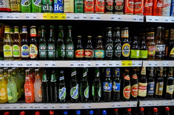 Bosna-Hersek 20 Mart 2020: mal ve ürünlerle dolu yerel süpermarket rafları