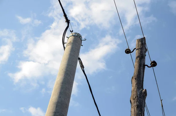 青い空に電線が張られた電柱 — ストック写真