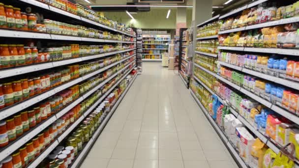 Босния Герцеговина Марта 2020 Полки Консервантами Зерновыми Местном Супермаркете — стоковое видео