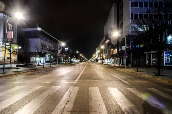 Gece vakti ışık dolu boş yol, karantina ve kovid19 konsepti