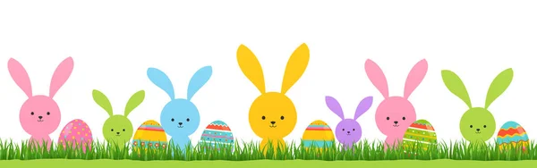 Velikonoční zajíčci na zelené trávě s barevnými vejci. Slavnostní jarní plakát. — Stockový vektor