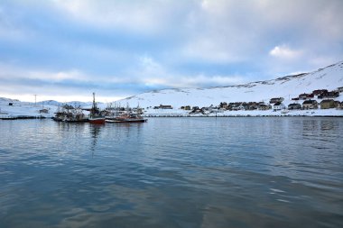 Nordkapp Belediyesi 'ndeki Skarsvag köyü, dünyanın en kuzeydeki balıkçı köyü olan Mageroya adasının kuzey kıyısında yer alır. Kış boyunca karla dolu bir tepede evler.