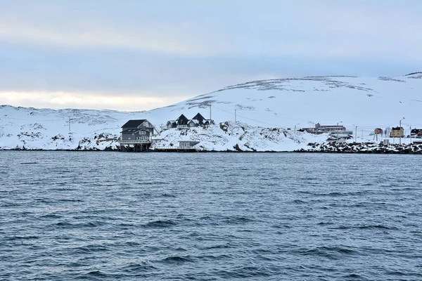 Nordkapp市のSkarsvag村 世界最北の漁村Mageroya島の北海岸に沿って位置しています 冬の間に雪に満ちた丘の上の家 — ストック写真