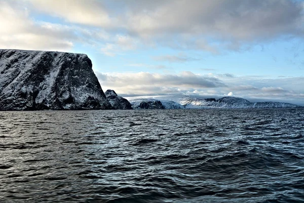 挪威Nordkapp市 它是3070米高的悬崖 通常被称为欧洲最北端的地方 欧洲真正的最北端是北欧角 从帆船上看雪山 — 图库照片