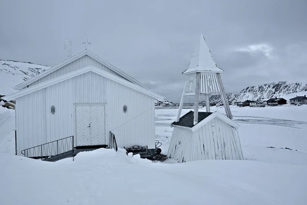 Vitt Träkyrka Norges Församlingskyrka Nordkapp Kommun Dur Vintertid Bakgrunden Kullar — Stockfoto