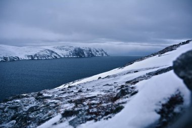 Kirkeporten 'den Nordkapp uçurumuna bakın - Skarsvag köyünün yukarısındaki kayalık tepeler