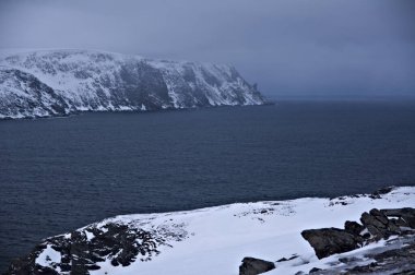 Kirkeporten 'den Nordkapp' a bakın - Skarsvag köyünün yukarısındaki kayalık tepeler