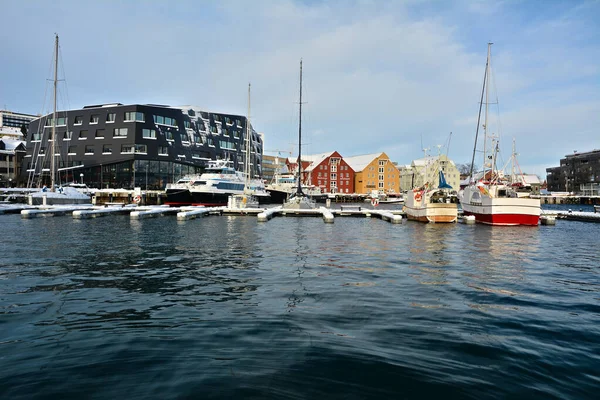 Puerto Tromso Con Veleros Agua Fondo Edificios Modernos Tradicionales Ciudad — Foto de Stock