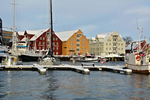 Puerto Tromso Con Veleros Agua Fondo Edificios Coloridos Tradicionales Ciudad — Foto de Stock